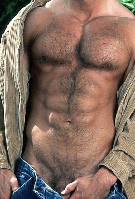 20P A hairy muscle hunk enjoyd outdoor stripping and showing off