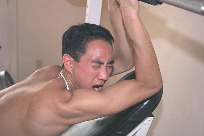 20P An asian twink sucking and getting fucked by blond guy in a gym