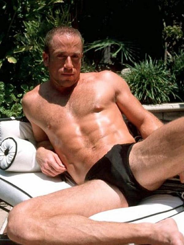 20P Horny macho gay bear gave a hard cock blowjob in outdoor