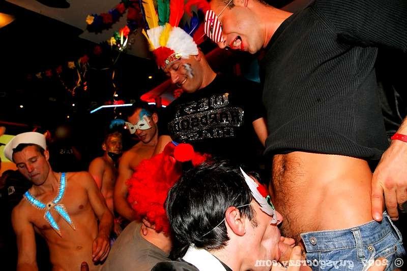 20P Anonymous twinks suck during a blowjob contest