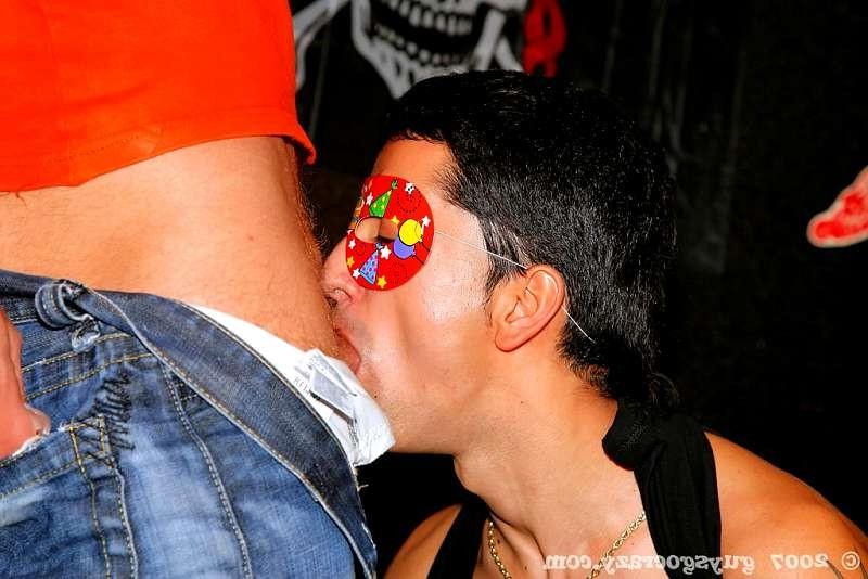 20P Anonymous twinks suck during a blowjob contest