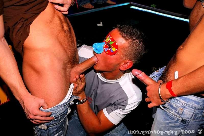 20P Anonymous twinks suck during a blowjob contest