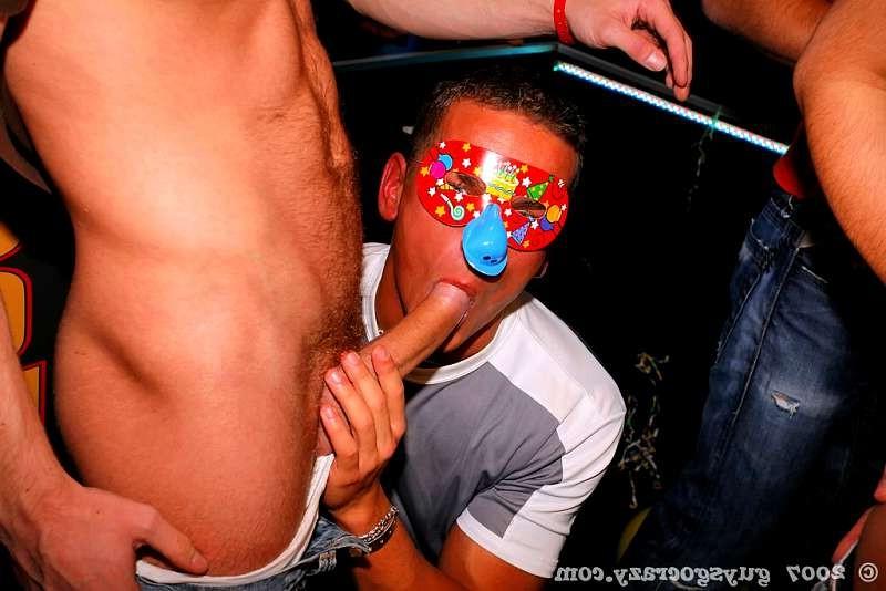 20P Anonymous twinks suck during a blowjob contest