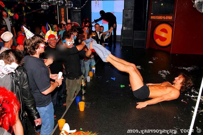 20P Anonymous twinks suck during a blowjob contest