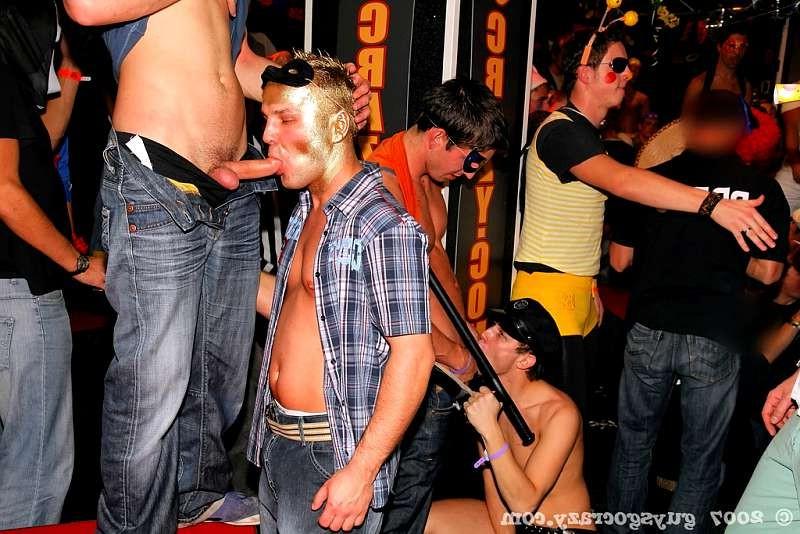 20P Anonymous twinks suck during a blowjob contest