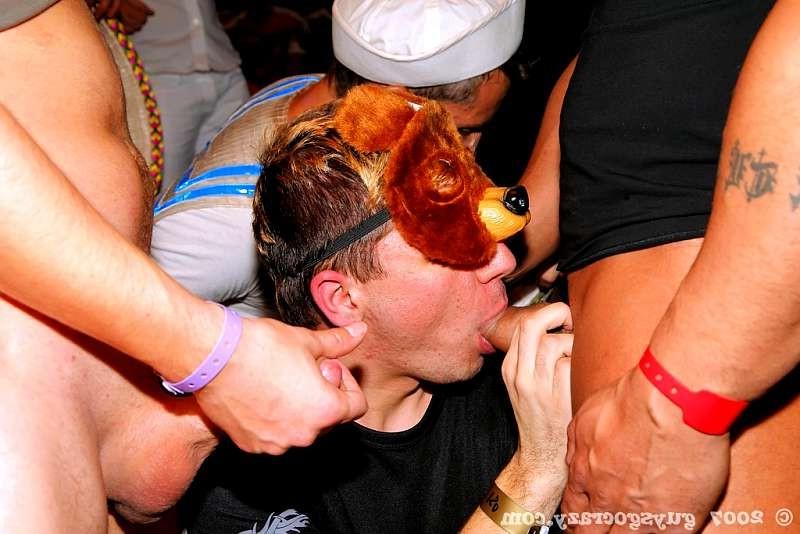 20P Anonymous twinks suck during a blowjob contest