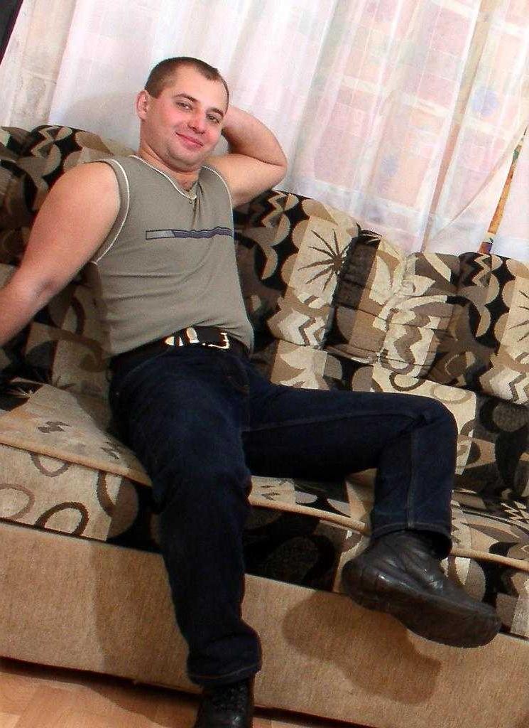 20P Horny gay bear loves to striptease and pose naked on couch