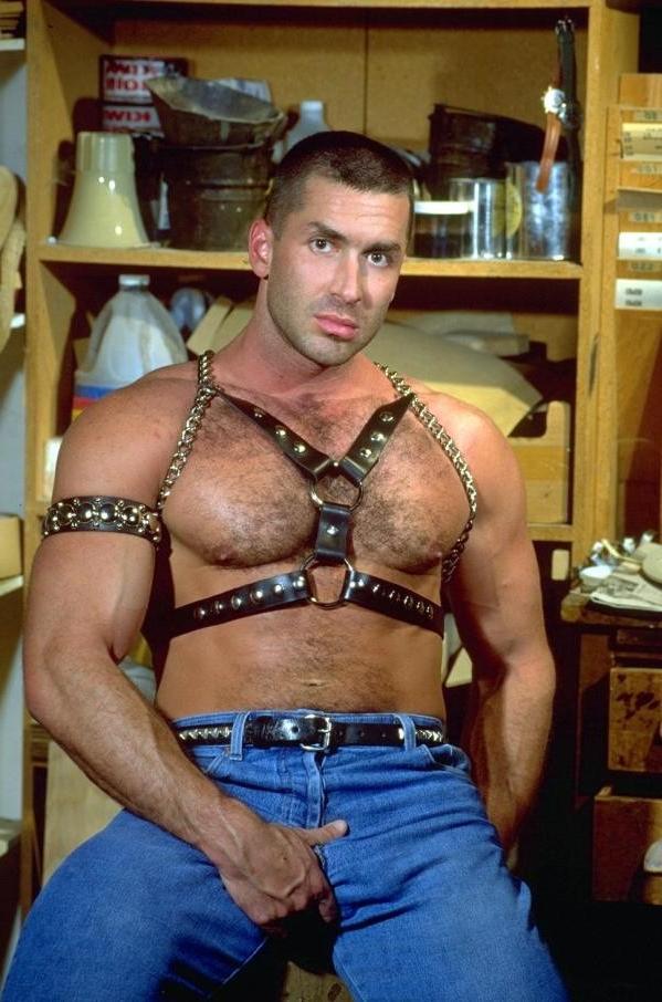 20P Naked mature  beefy bear