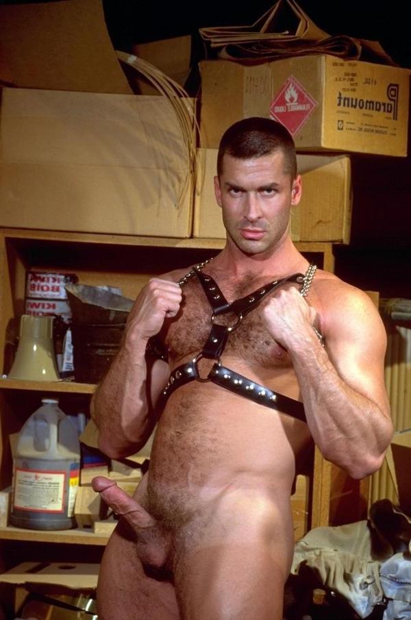 20P Naked mature  beefy bear