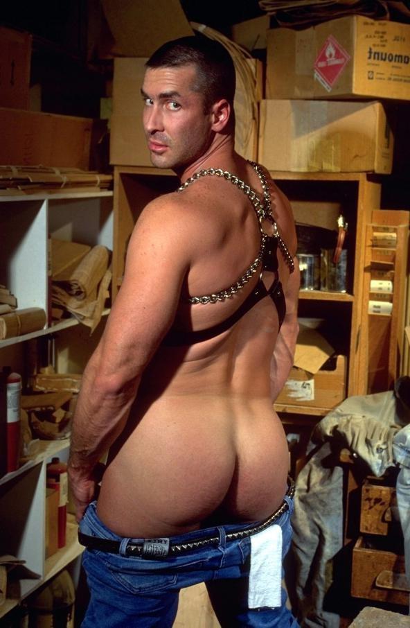 20P Naked mature  beefy bear