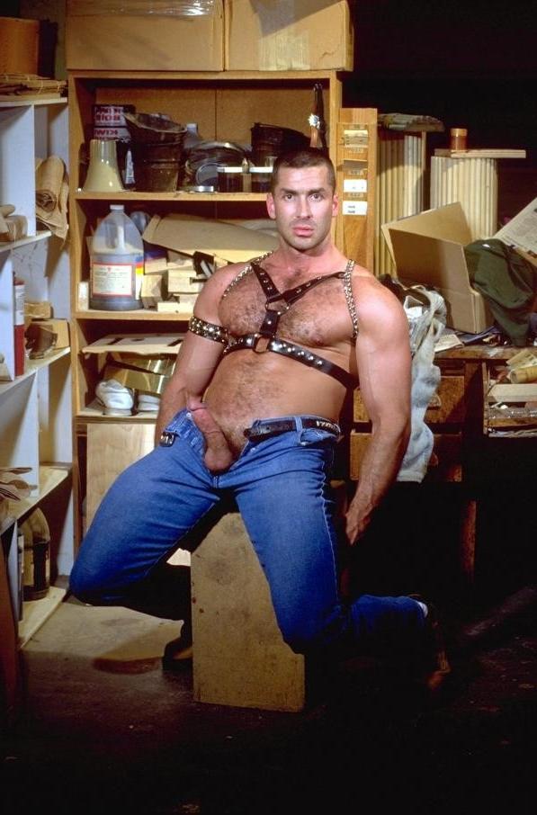20P Naked mature  beefy bear