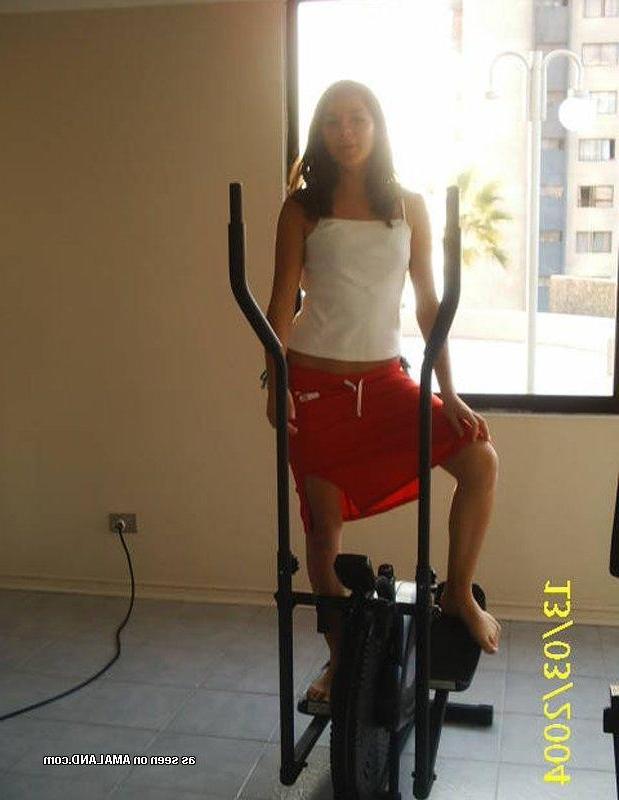 14P Compilation of sexy amateur Latinas posing at the gym