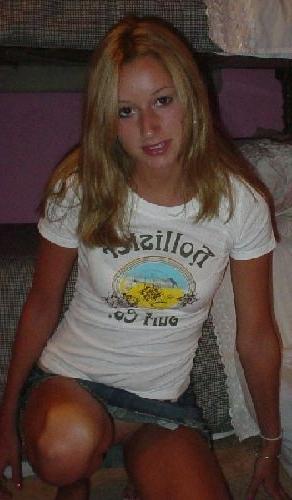 16P Pictures of an amateur hottie naked on her bed