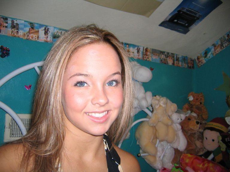 16P Pictures of an amateur hottie naked on her bed