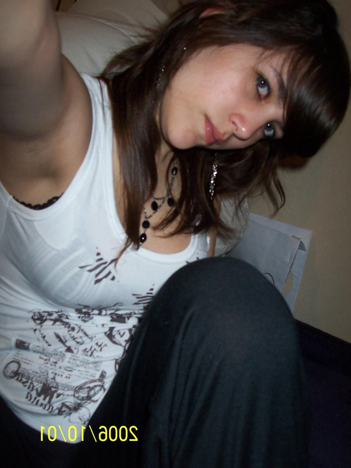 16P Pictures of an amateur hottie naked on her bed