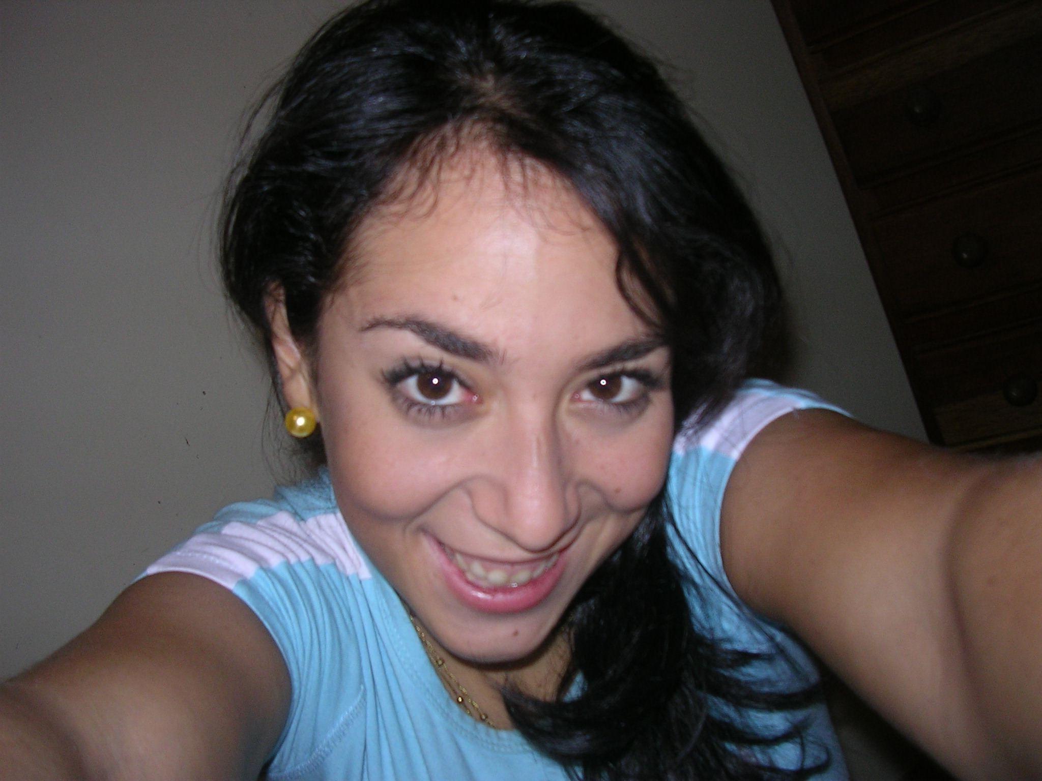 16P Pictures of an amateur hottie naked on her bed