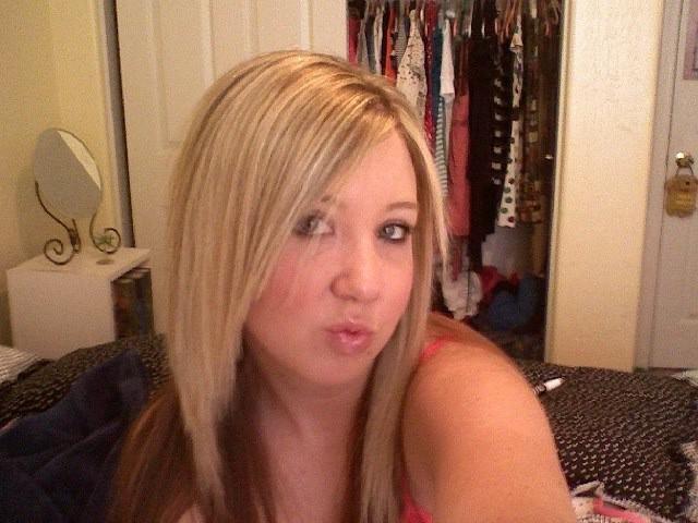 15P Seductive teen selfpics
