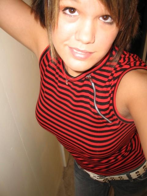 15P Photo compilation of a naked pretty girl's hot selfpics