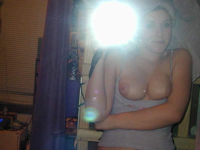 15P Photo compilation of a naked pretty girl's hot selfpics