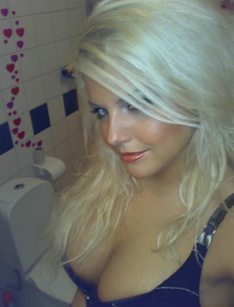 15P Blonde Ruskie flaunts her naked body