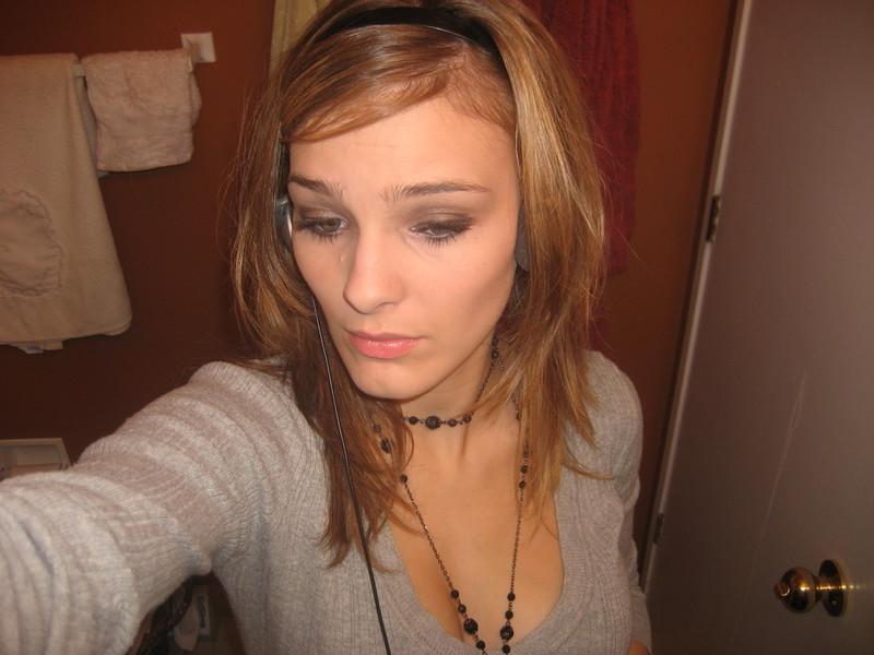 15P Photo compilation of self-shooting hot babes
