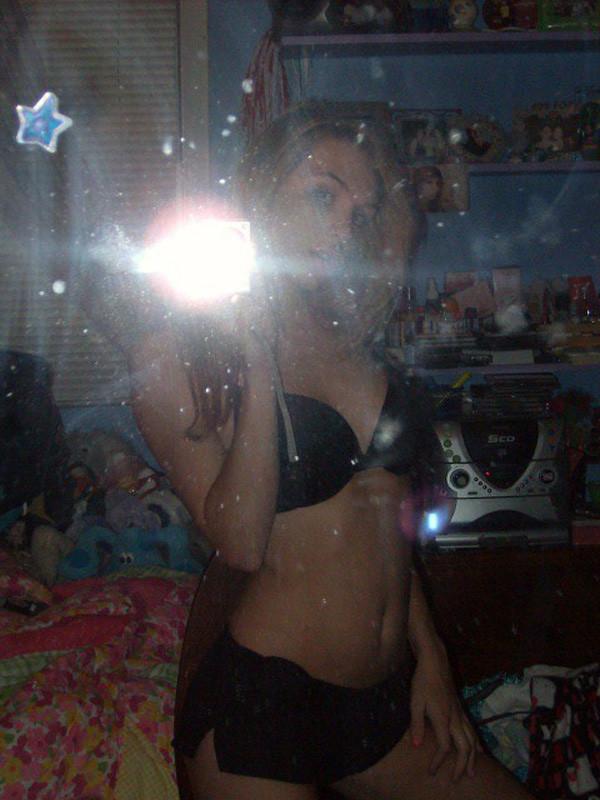 15P Photo compilation of self-shooting hot babes