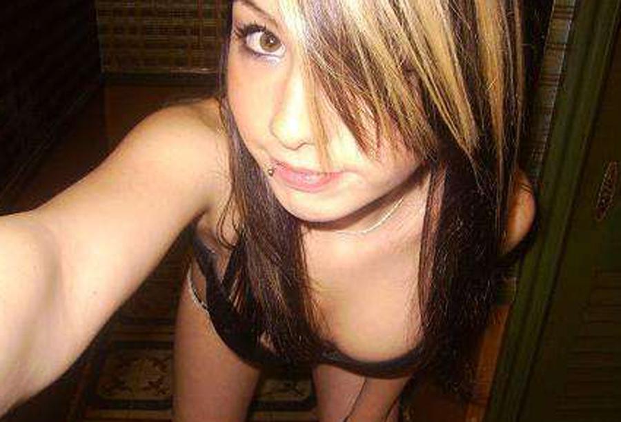 15P Photo compilation of a naked pretty girl's hot selfpics