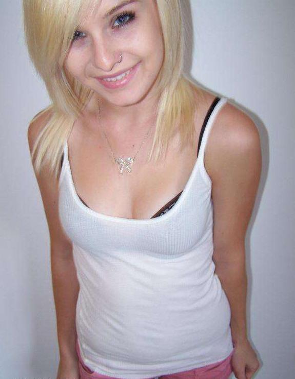 15P Photo compilation of self-shooting hot babes