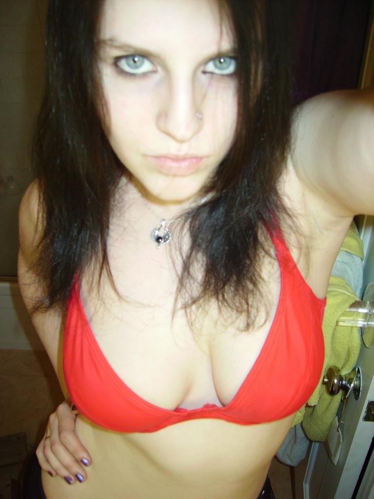 15P Picture gallery of topless chicks self-shooting