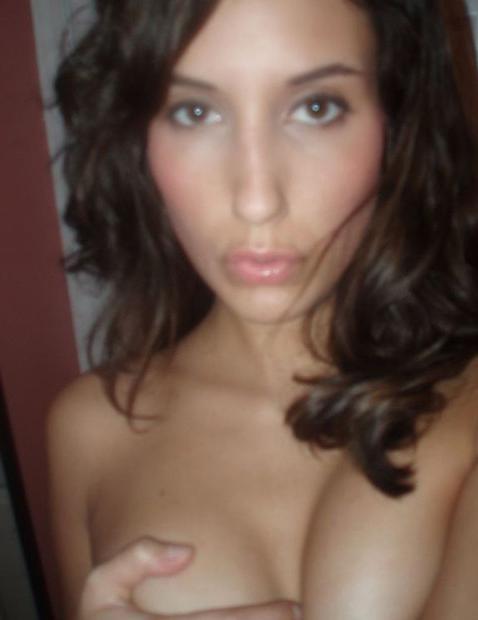 15P Picture gallery of topless chicks self-shooting