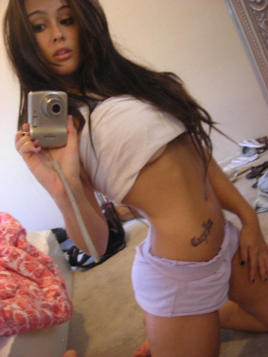 15P Pictures of babes camwhoring for their flings