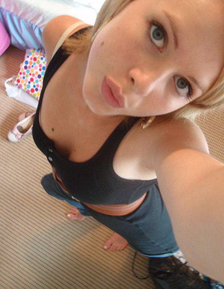 15P Photo compilation of self-shooting hot babes
