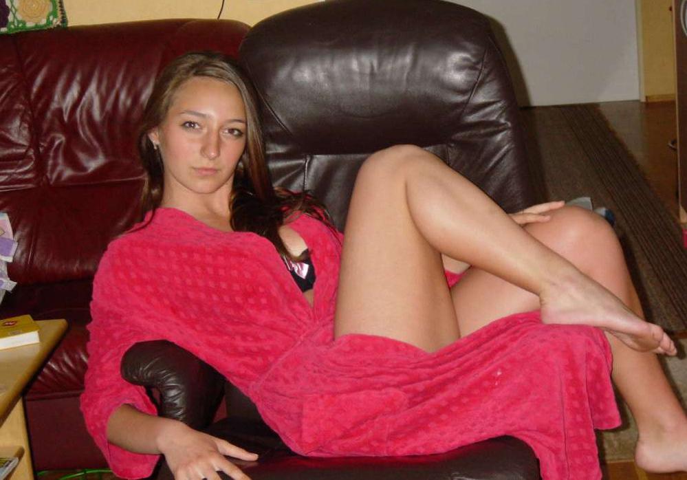 15P Photo compilation of a naked pretty girl's hot selfpics