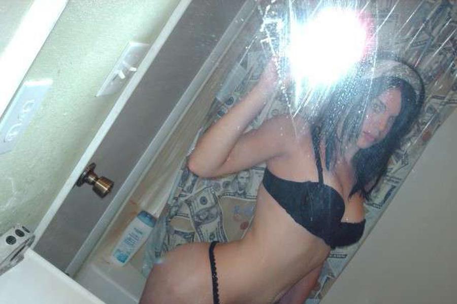 15P Photo compilation of a naked pretty girl's hot selfpics