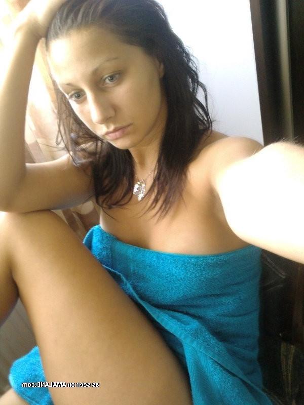 15P Photo compilation of a naked pretty girl's hot selfpics