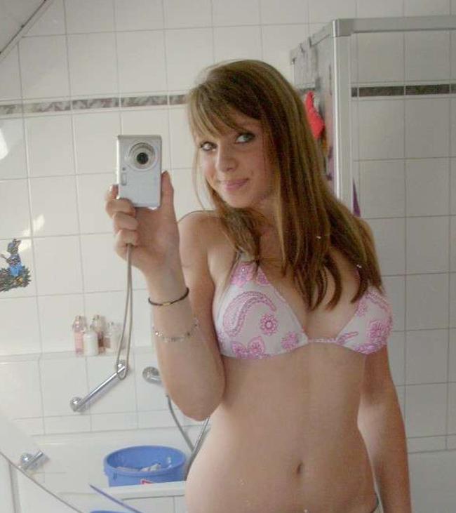 15P Photo compilation of self-shooting hot babes