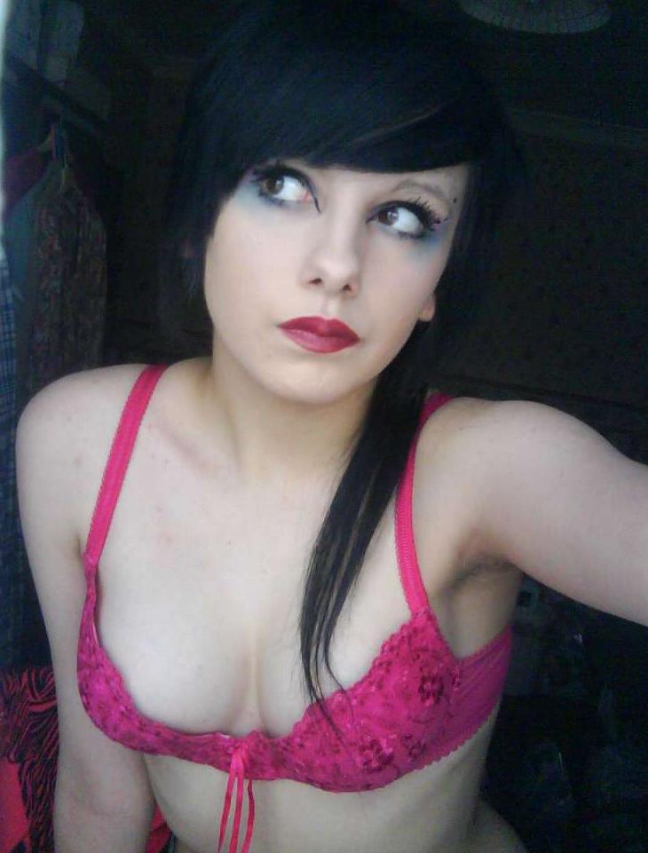 15P Photos of camwhoring sexy amateur chicks