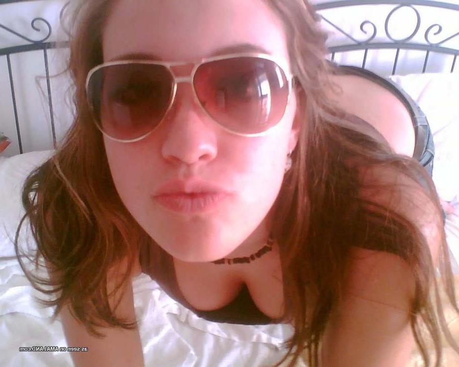 15P Photos of camwhoring sexy amateur chicks