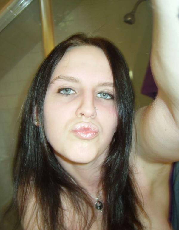 15P Photos of camwhoring sexy amateur chicks