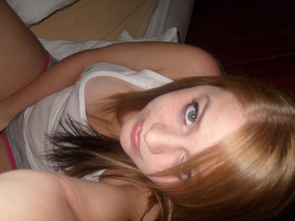 15P Photos of camwhoring sexy amateur chicks