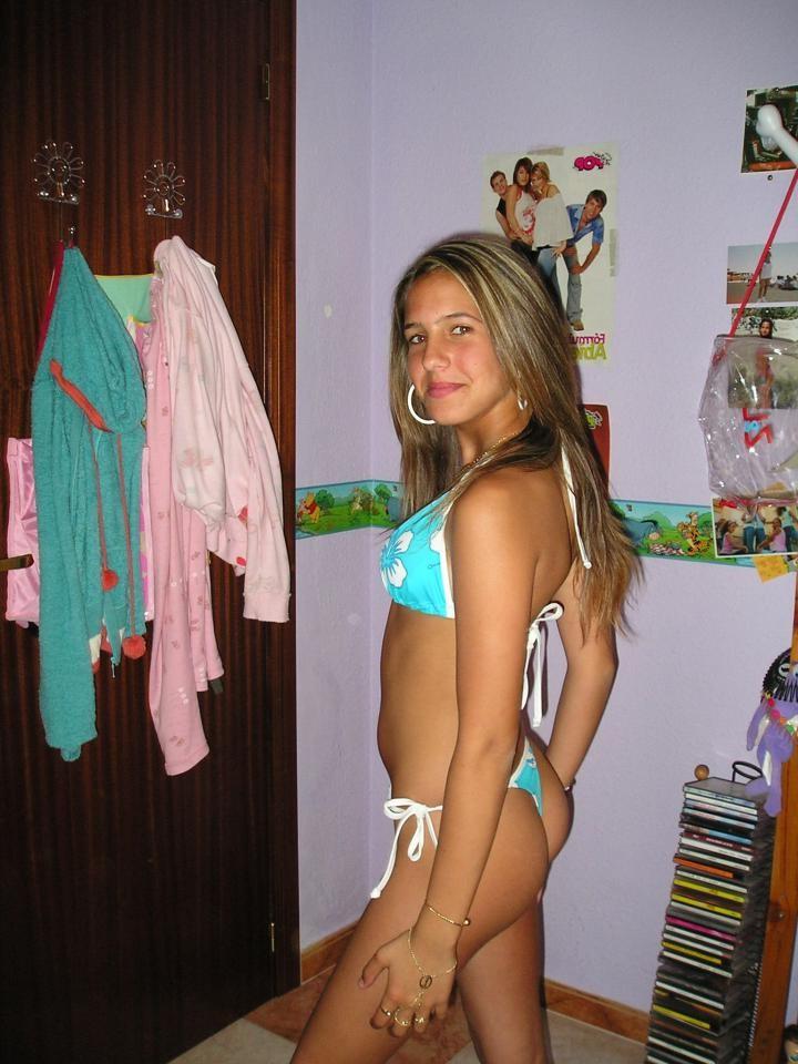 16P Blonde gets off to her own pictures on the PC