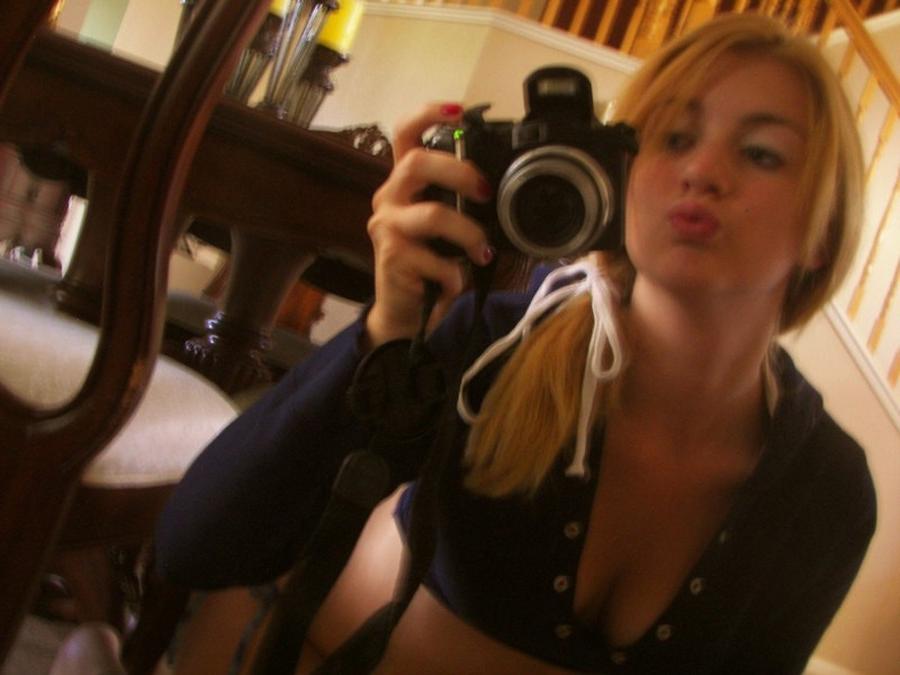 15P Seductive teen selfpics