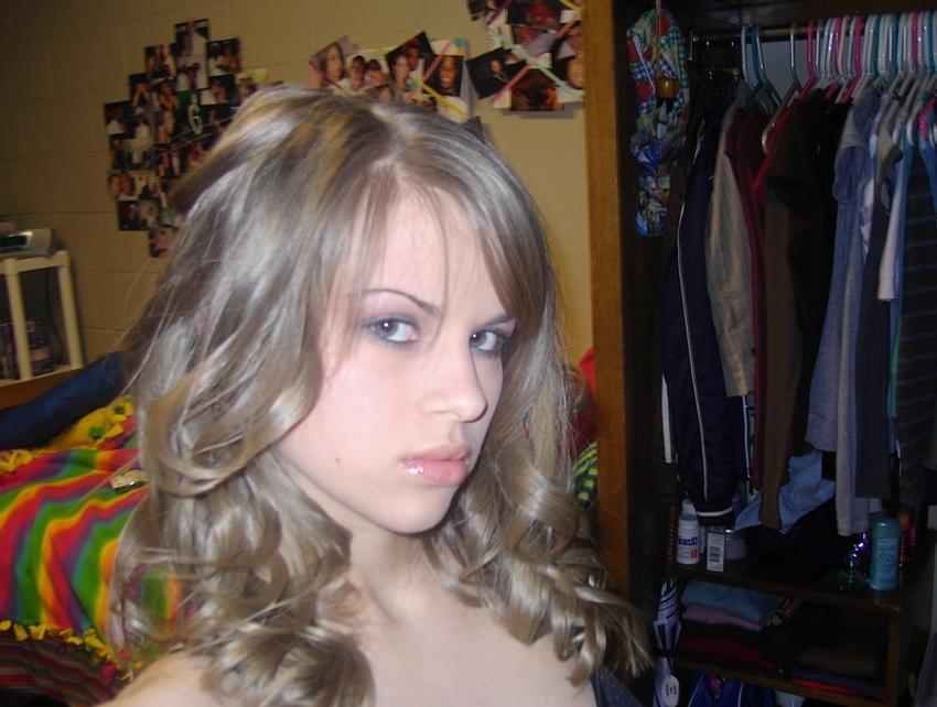 15P Seductive teen selfpics