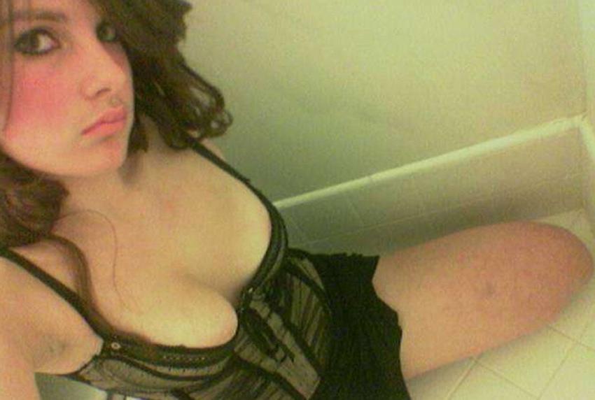 15P Photo compilation of self-shooting hot babes