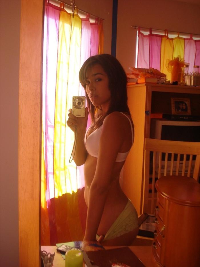 15P Photo compilation of self-shooting hot babes