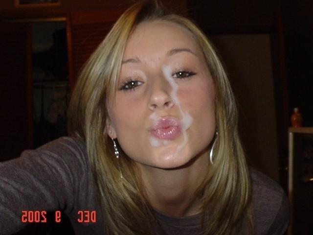 15P Photo compilation of a naked pretty girl's hot selfpics