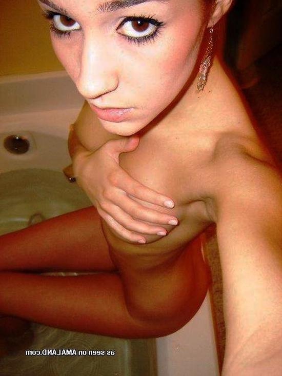 15P Photo compilation of a naked pretty girl's hot selfpics