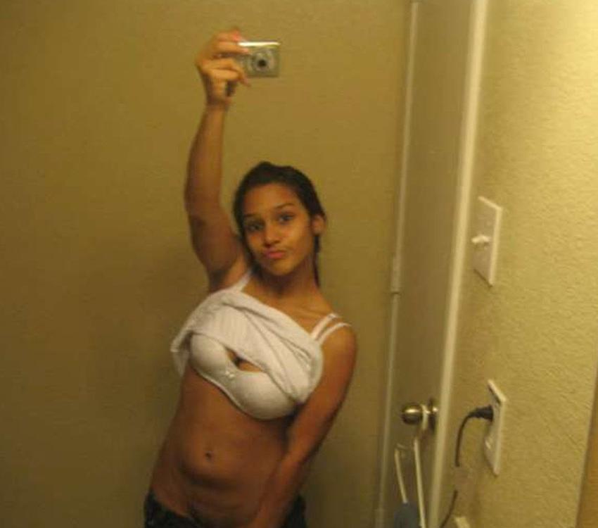15P Picture gallery of topless chicks self-shooting