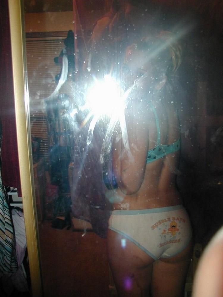 15P Picture gallery of topless chicks self-shooting