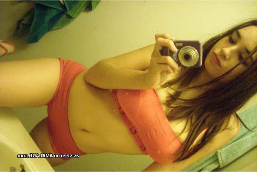 15P Photo compilation of self-shooting hot babes